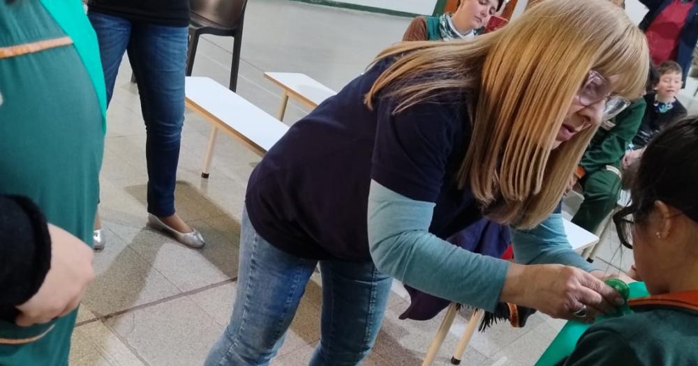 Hacen un acto para hacer entrega de un pin que compromete a cada alumno a ser protector del ambiente