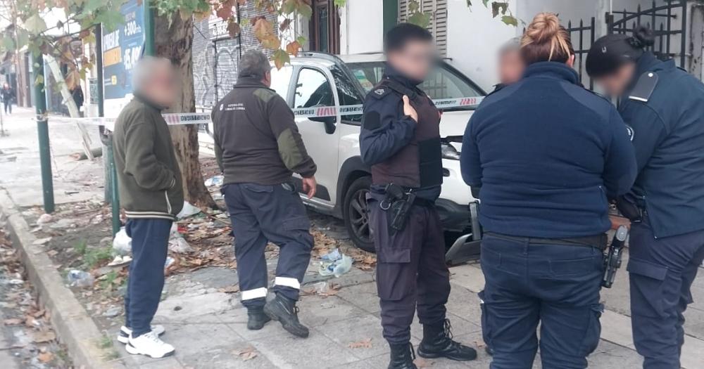 Perdió el control de su camioneta y chocó contra un poste