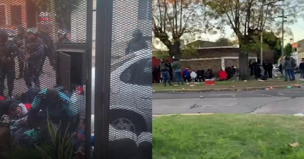 Los barras contra la pared durante la requisa de la Policía