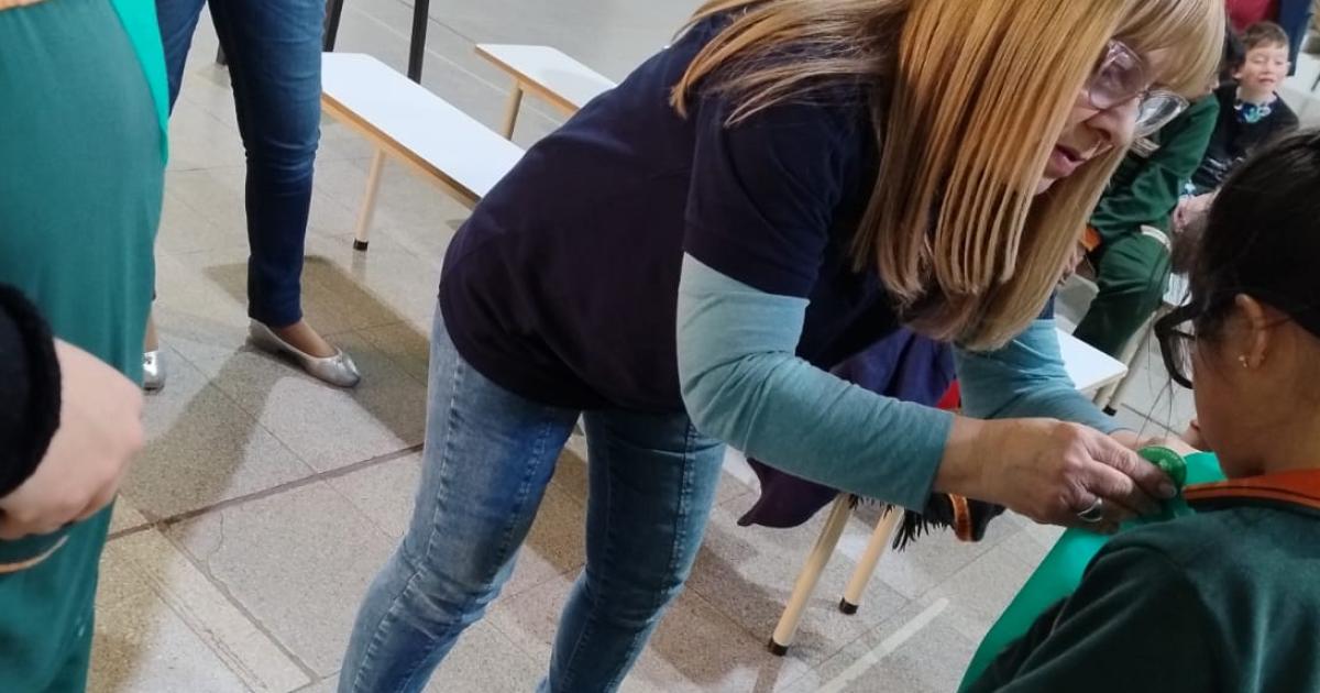Hacen un acto para hacer entrega de un pin que compromete a cada alumno a ser protector del ambiente