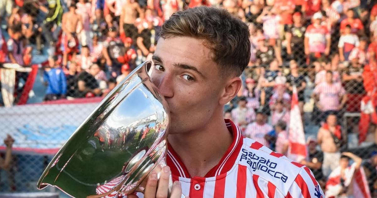 Brondo con la copa del ascenso