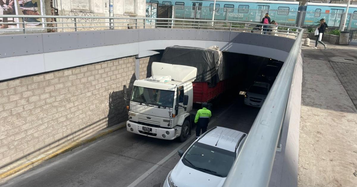 El camión atascado en el paso bajo nivel