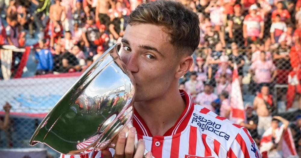 Brondo con la copa del ascenso