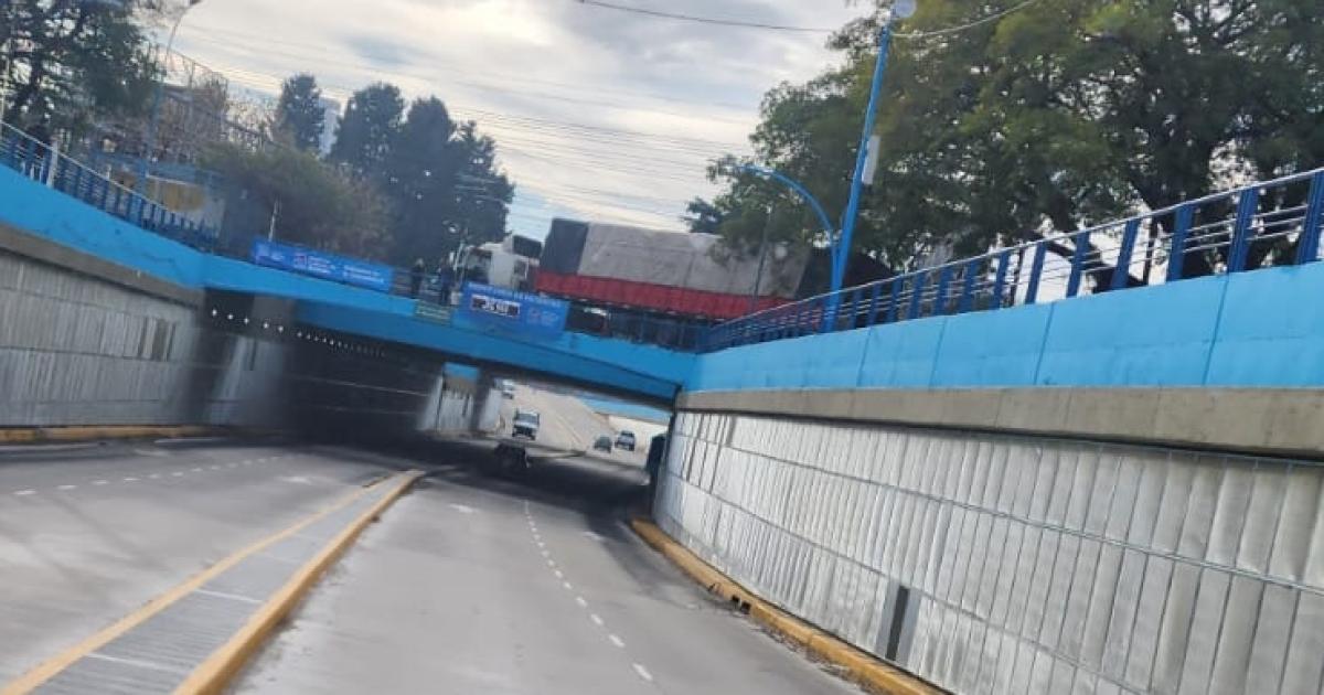 El mismo camión habría provocado daños en el paso bajo nivel de 9 de Julio
