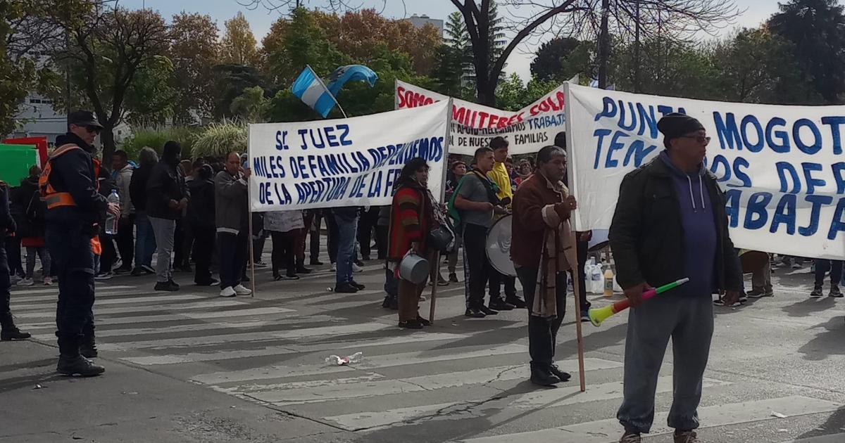 Feriantes cortaron Hipólito Yrigoyen