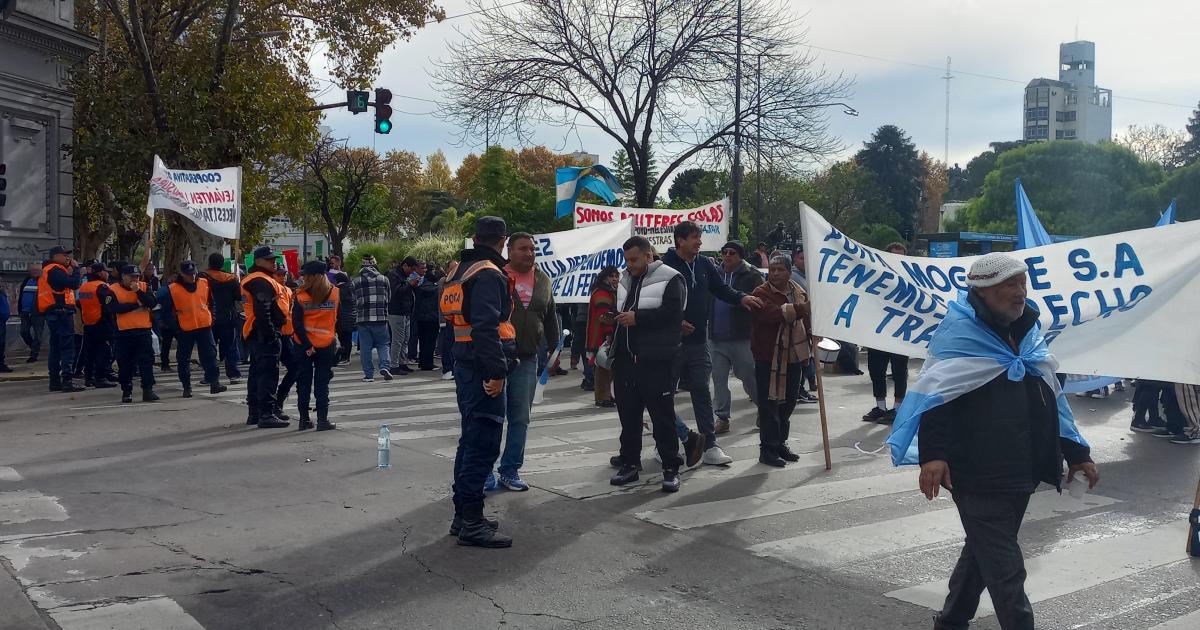 Protesta de feriantes en Hipólito Yrigoyen y Senz en Lomas
