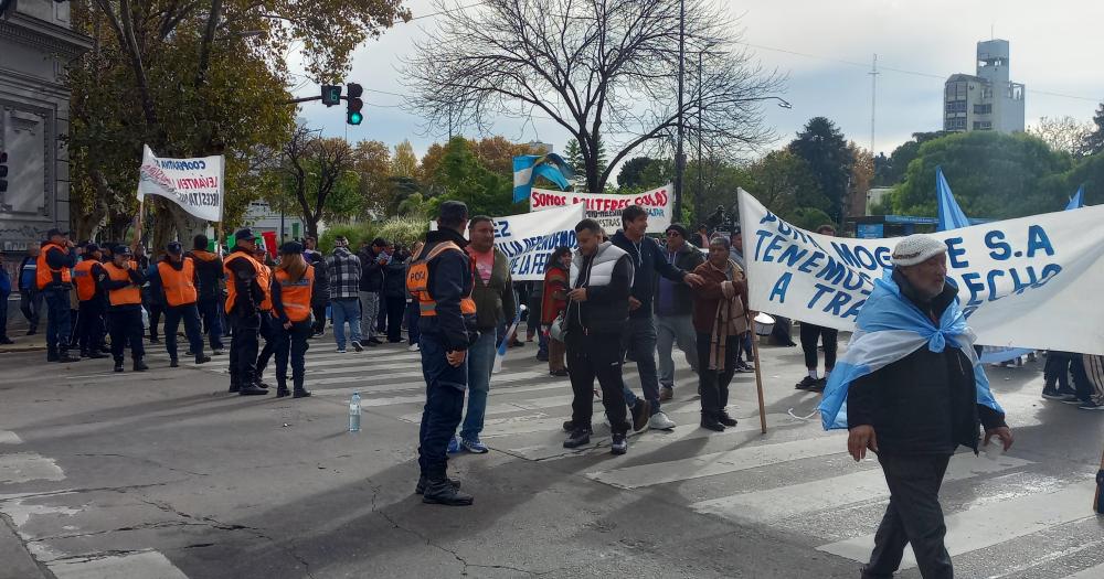 Protesta de feriantes en Hipólito Yrigoyen y S?enz en Lomas