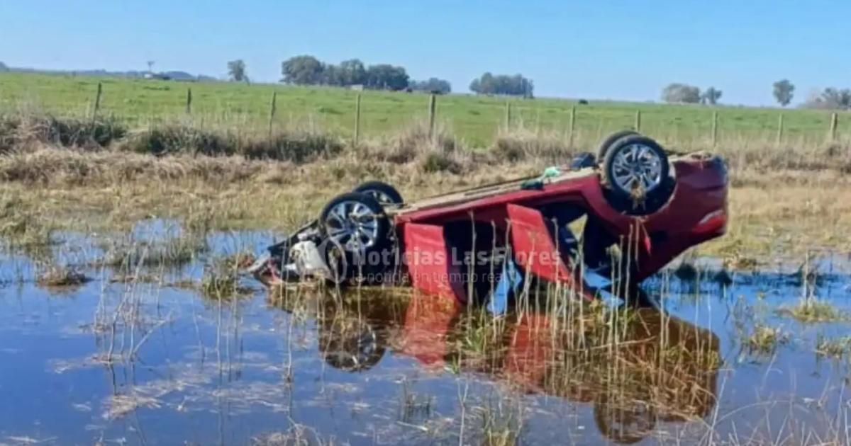 Así quedó el auto del matrimonio de Banfield