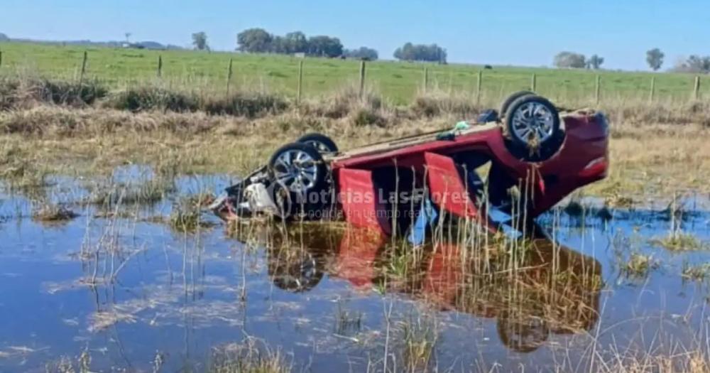 Así quedó el auto del matrimonio de Banfield