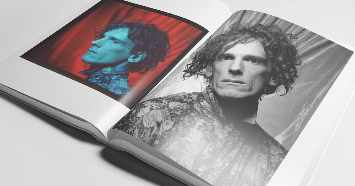 Un libro con fotos de Luis Alberto Spinetta