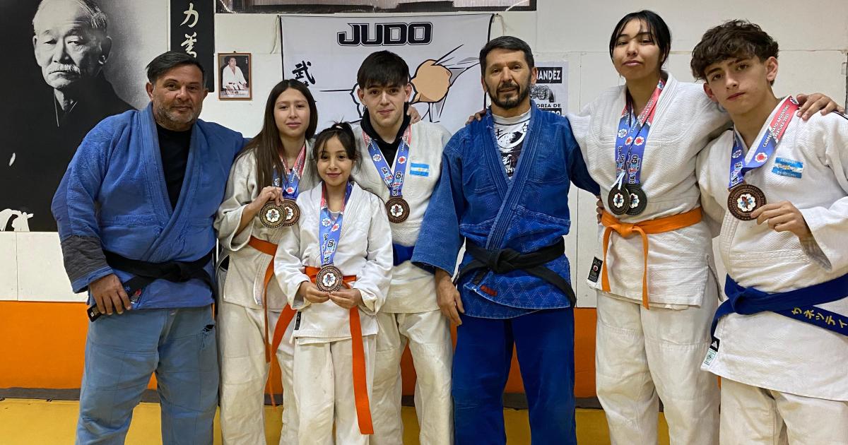 Gabriel junto a sus alumnos Juntos forman una gran familia a partir del deporte