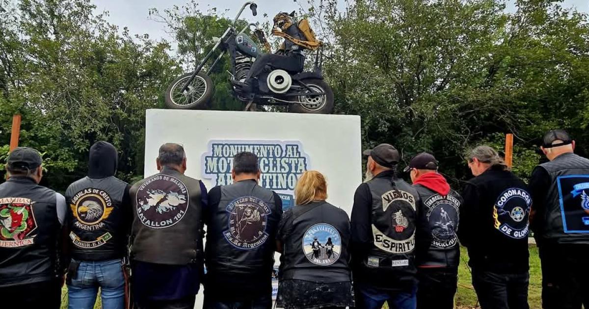 El monumento est ubicado en el Parque de Llavallol