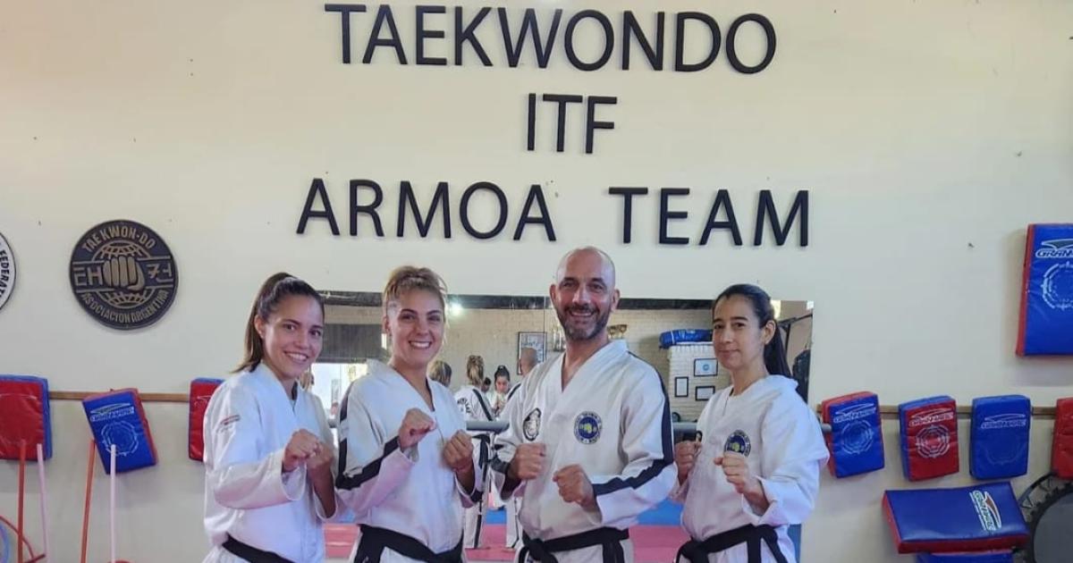 Vanesa a la derecha sueña con participar de su primer mundial como taekwondista