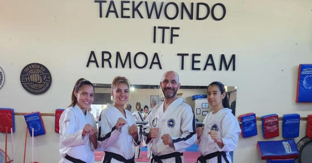 Vanesa a la derecha sueña con participar de su primer mundial como taekwondista