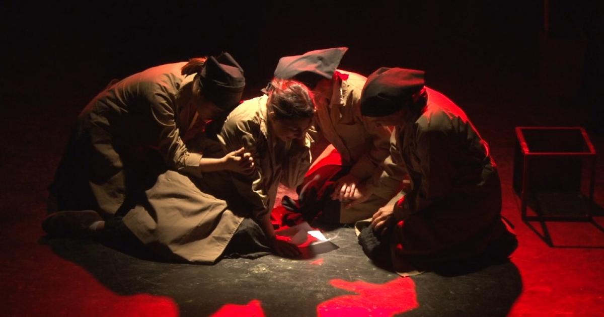 La obra de teatro tiene una duración aproximada de 45 minutos