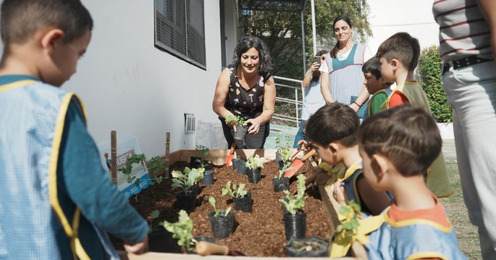 Taller de huerta y compostaje en el Jardín N°920 de Llavallol