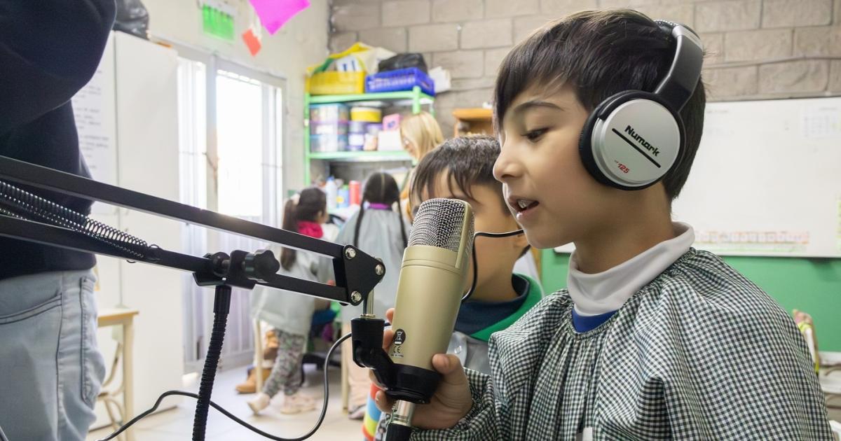 Entregaron un kit profesional de podcast en el Jardín Nº15