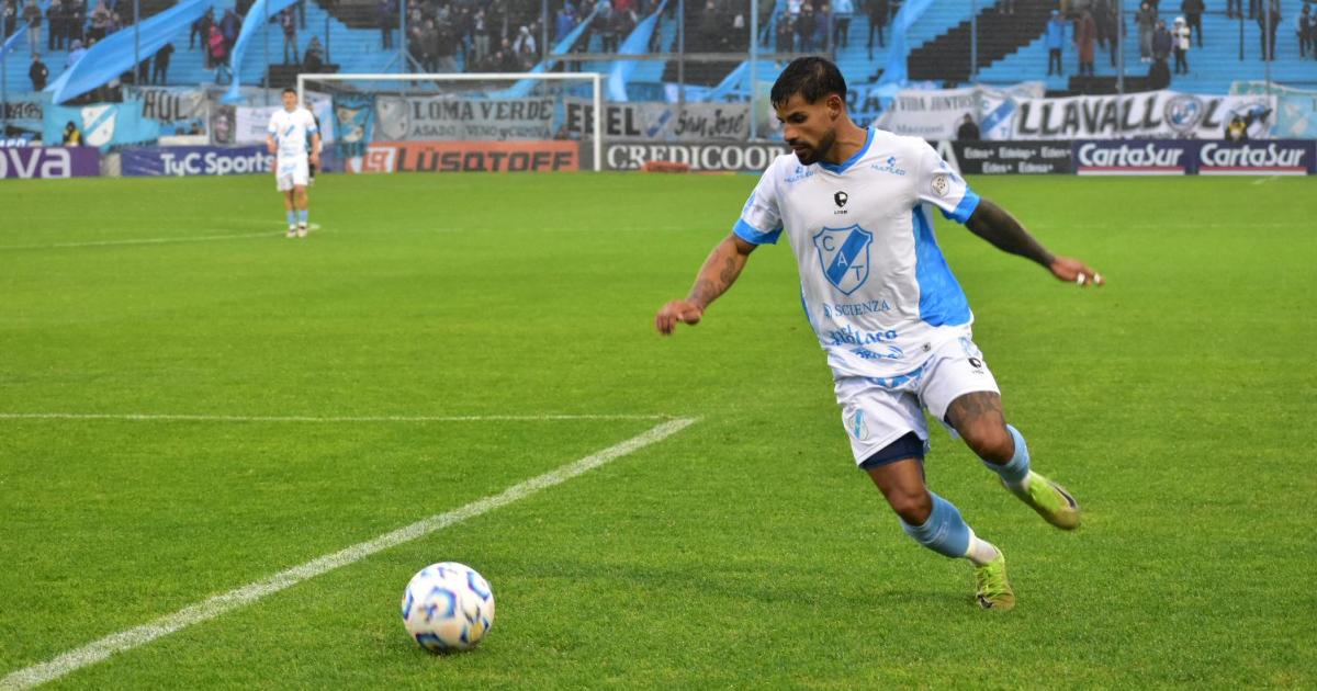 Esparza volvió a destacarse con la camiseta de Temperley y fue fundamental para un triunfo muy festejado