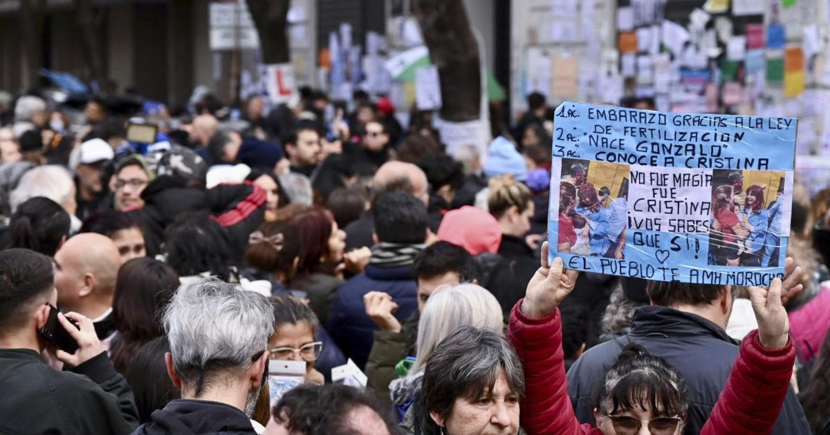 Una multitud en Constitución en la calle San José 1111