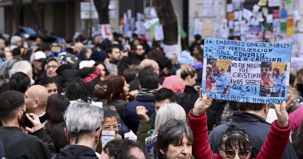Una multitud en Constitución en la calle San José 1111