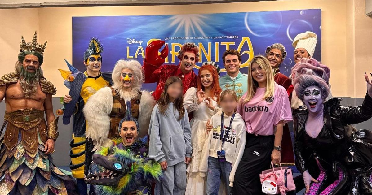Wanda Nara y sus hijas con el elenco de La Sirenita