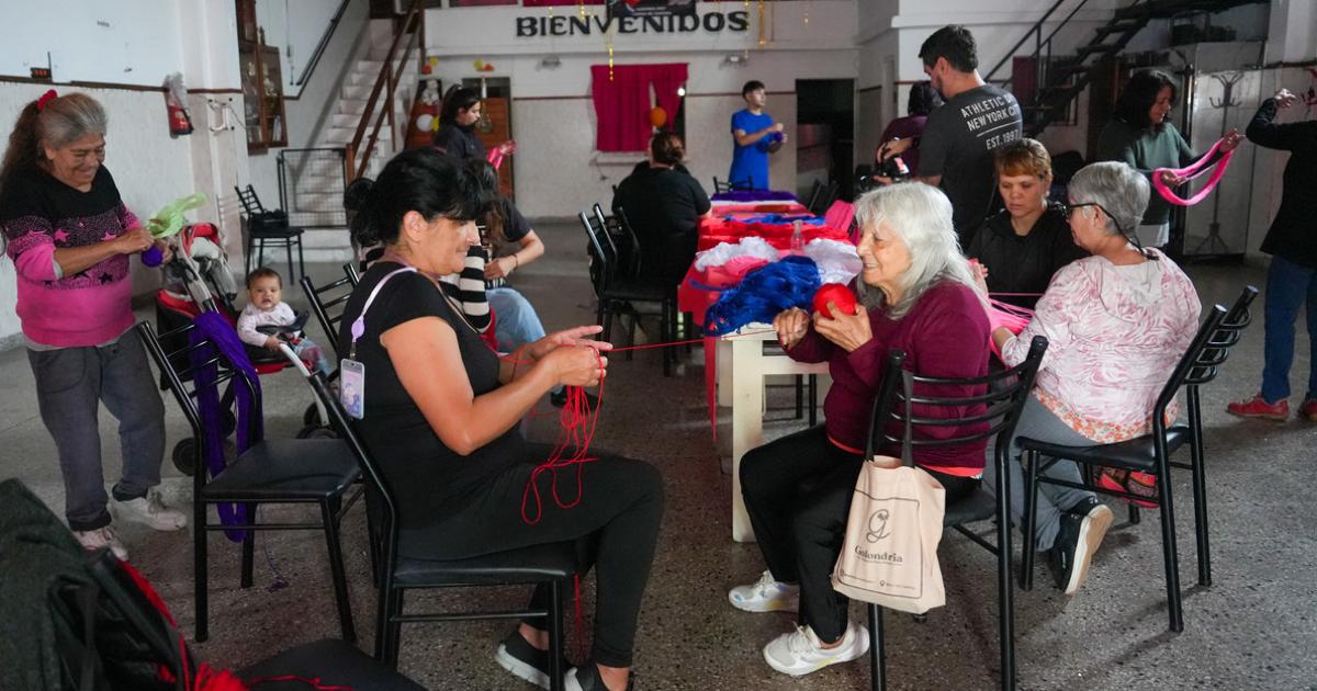 Jubilados tejen ropa de abrigo y gorros para chicos de jardines y merenderos