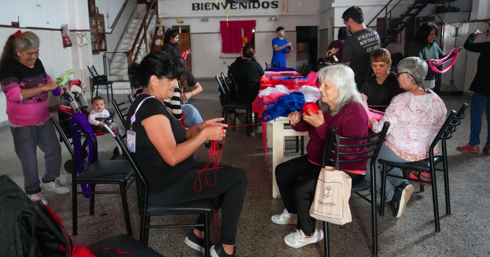 Jubilados tejen ropa de abrigo y gorros para chicos de jardines y merenderos