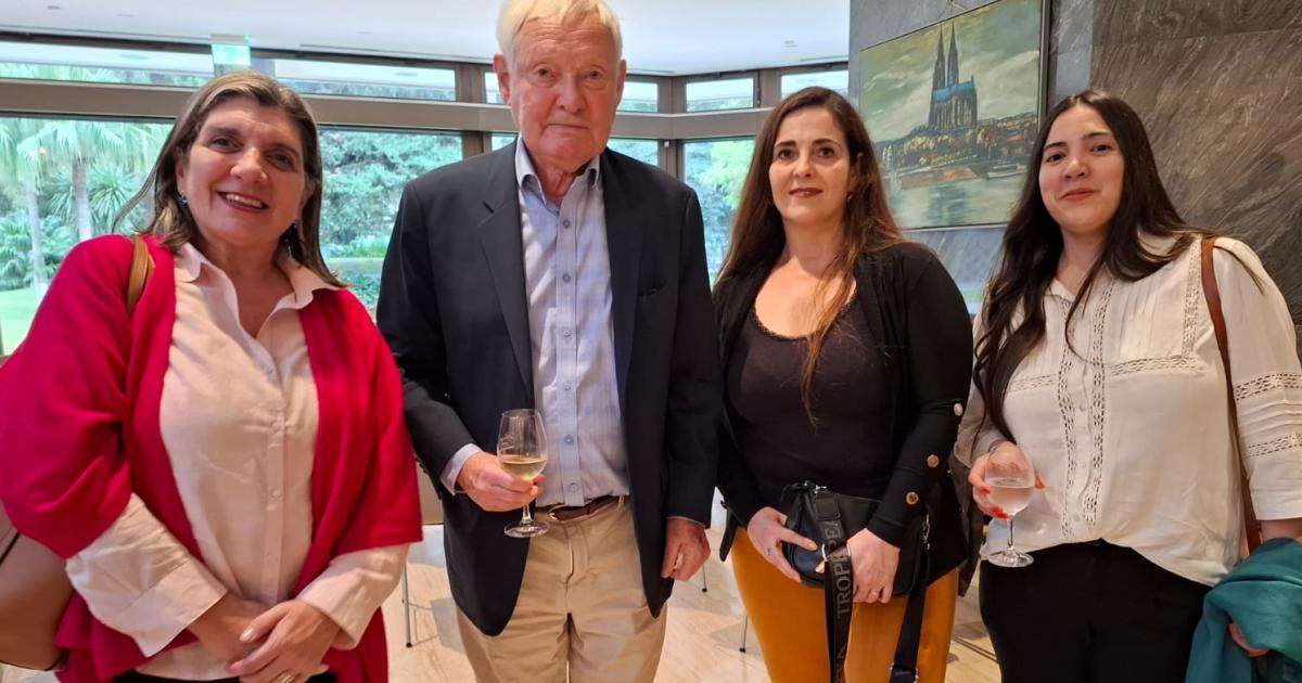 Las lomenses junto al Premio Nobel en Química