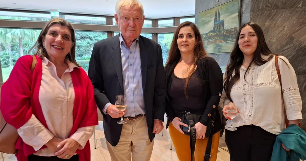 Las lomenses junto al Premio Nobel en Química