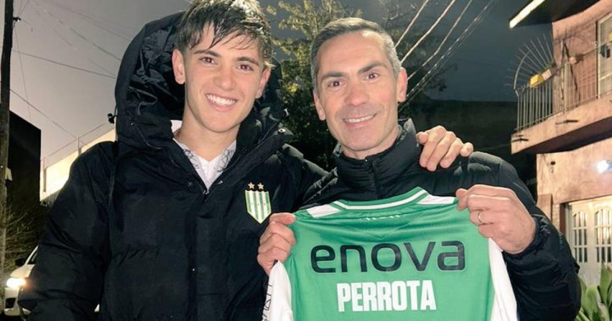 Tiziano Perrotta junto a su padre Carlos quien lo felicitó por su estreno con la casaca albiverde