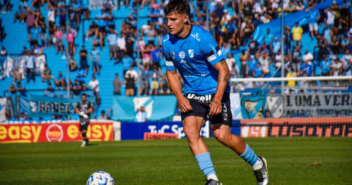 Valentín Aguiñagalde de 20 años ya es una fija en el 11 titular de Temperley