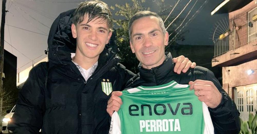 Tiziano Perrotta junto a su padre Carlos quien lo felicitó por su estreno con la casaca albiverde