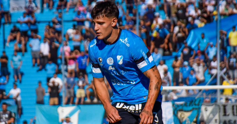 Valentín Aguiñagalde de 20 años ya es una fija en el 11 titular de Temperley