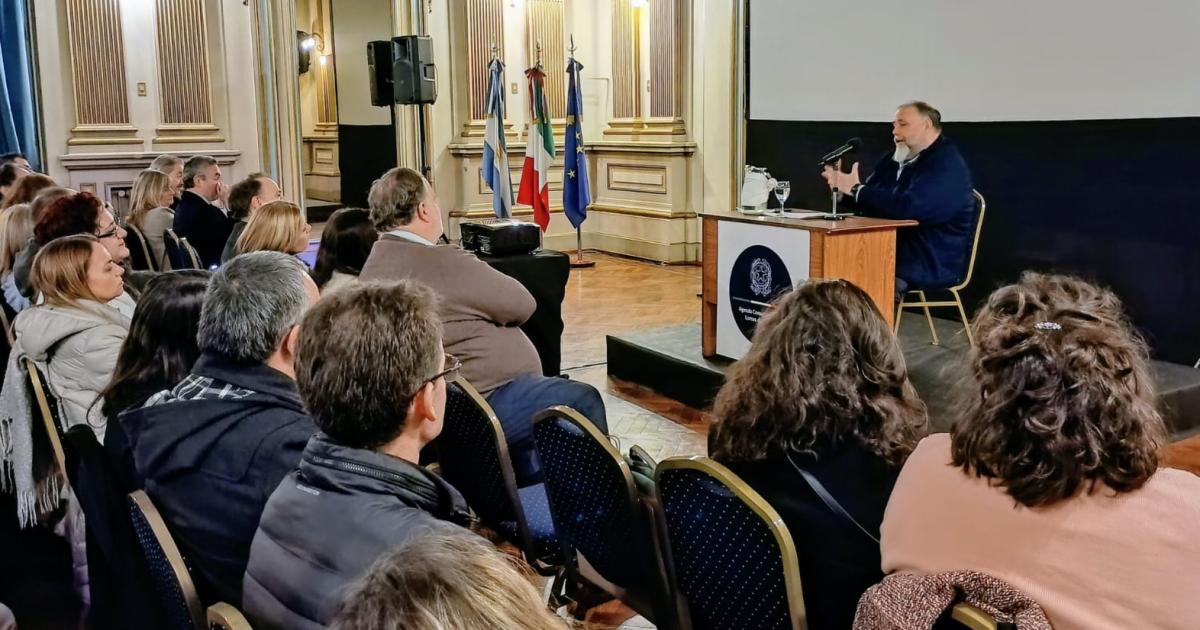 El encuentro tuvo aproximadamente 200 asistentes