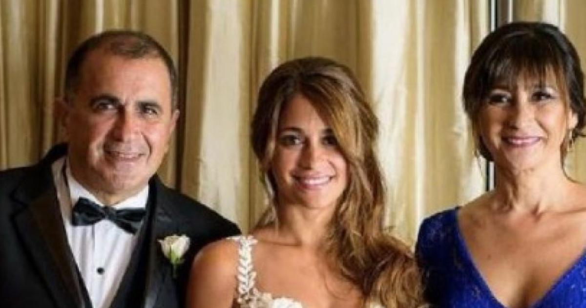 Antonella Roccuzzo y sus paps en su boda