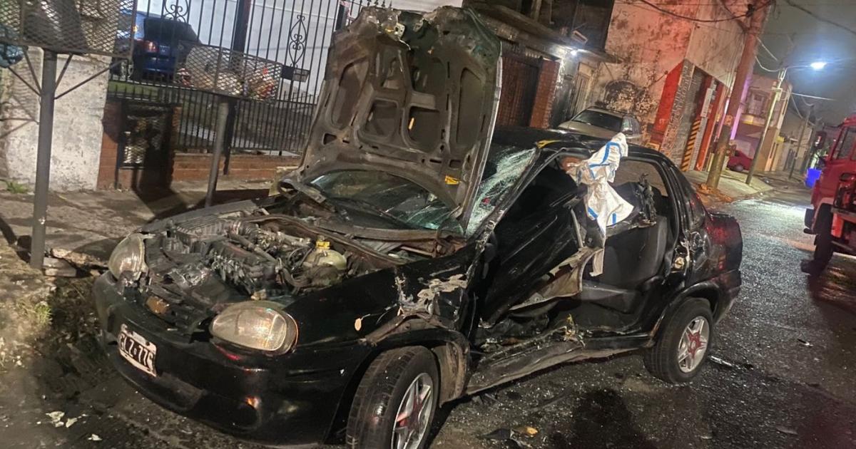 Los Bomberos de Lomas tuvieron que rescatar al conductor del auto particular