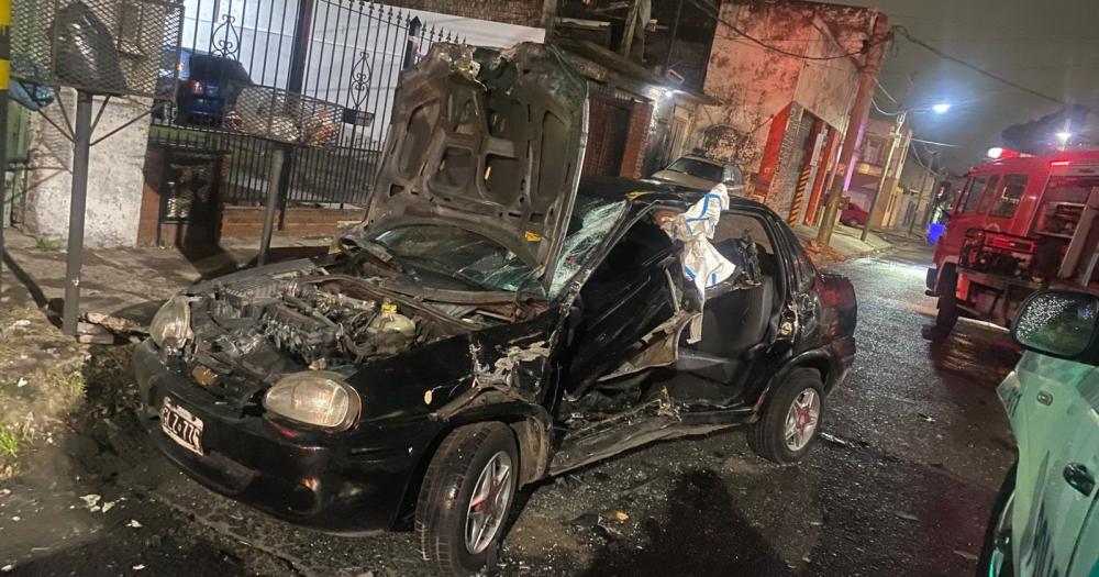 Los Bomberos de Lomas tuvieron que rescatar al conductor del auto particular