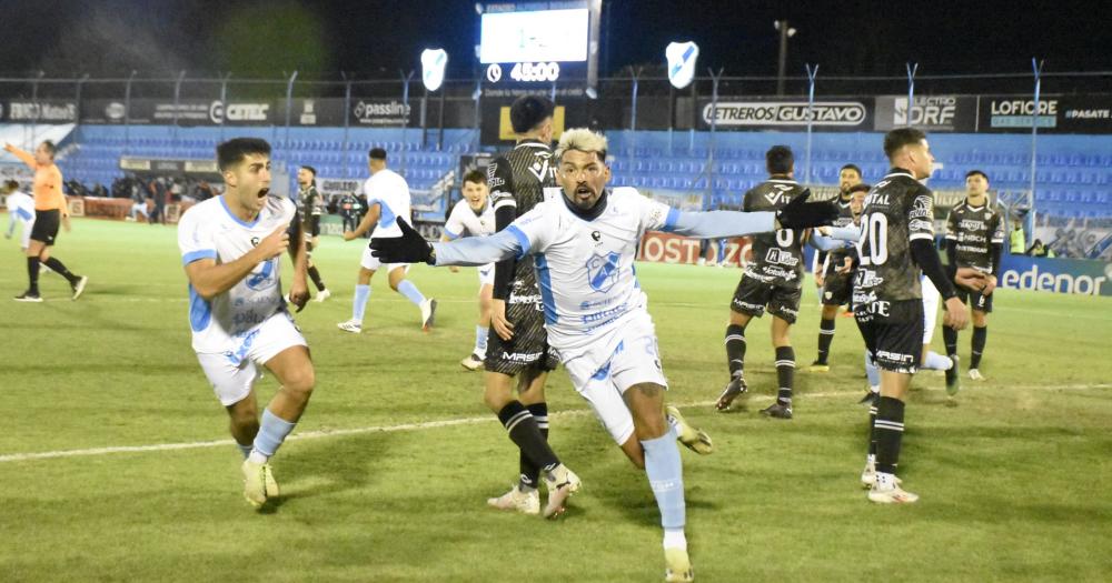 El animal del gol que sigue batiendo récords con la camiseta de Temperley