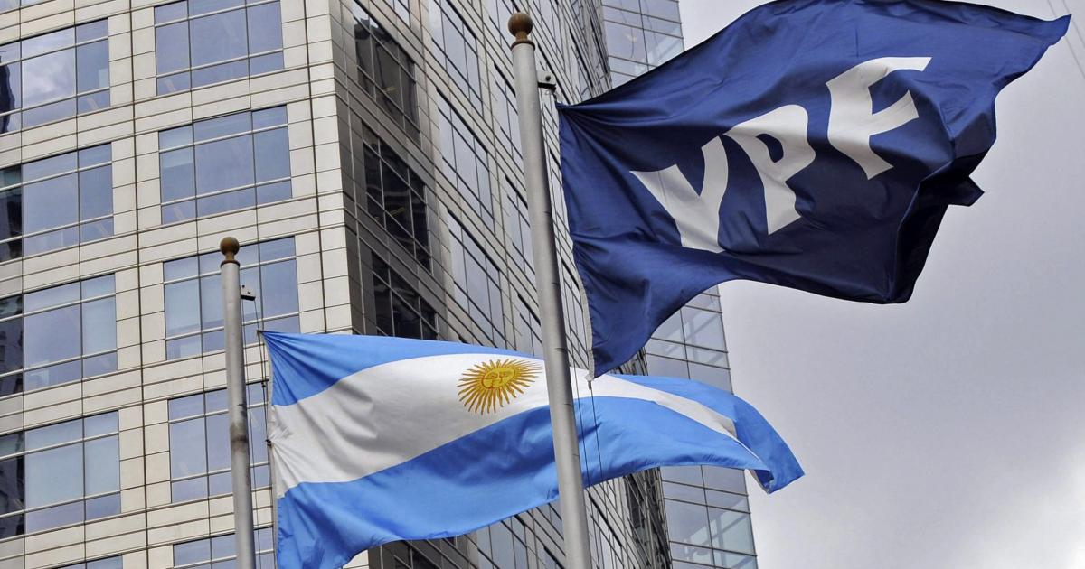 En medio de la crisis de soberaniacutea YPF aumentoacute el precio de la nafta