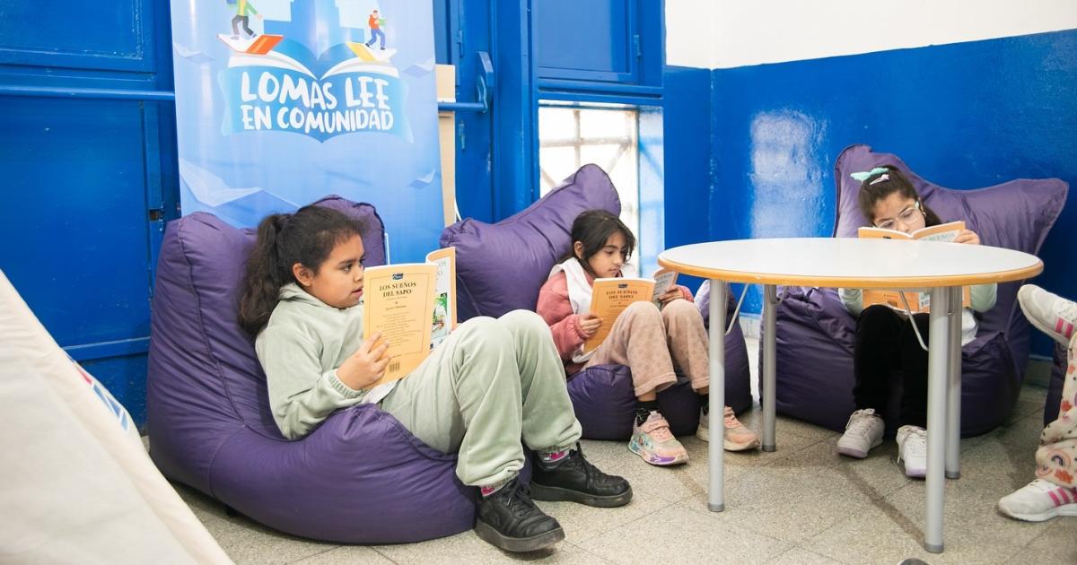 Cada estudiante de las 99 escuelas primarias est recibiendo un libro para llevarse a casa