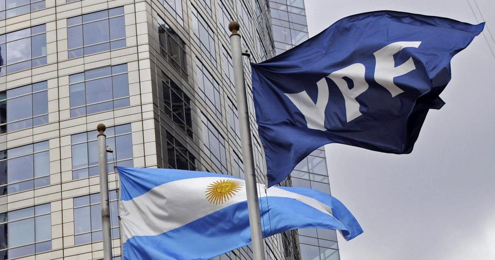 En medio de la crisis de soberaniacutea YPF aumentoacute el precio de la nafta