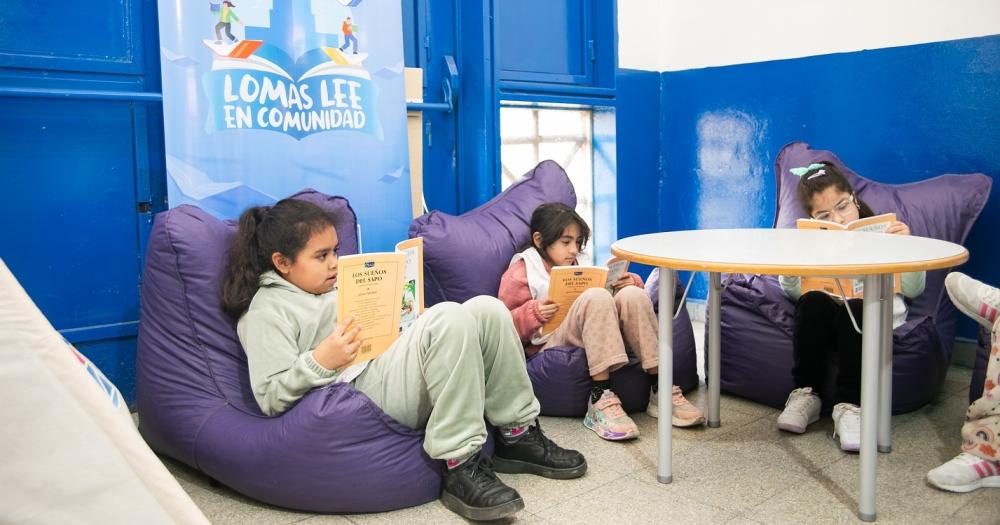 Cada estudiante de las 99 escuelas primarias est? recibiendo un libro para llevarse a casa