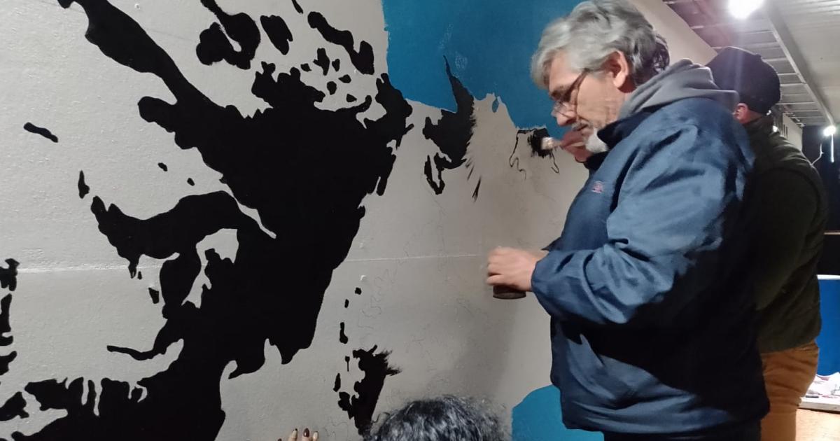 El mural de las islas en pleno proceso