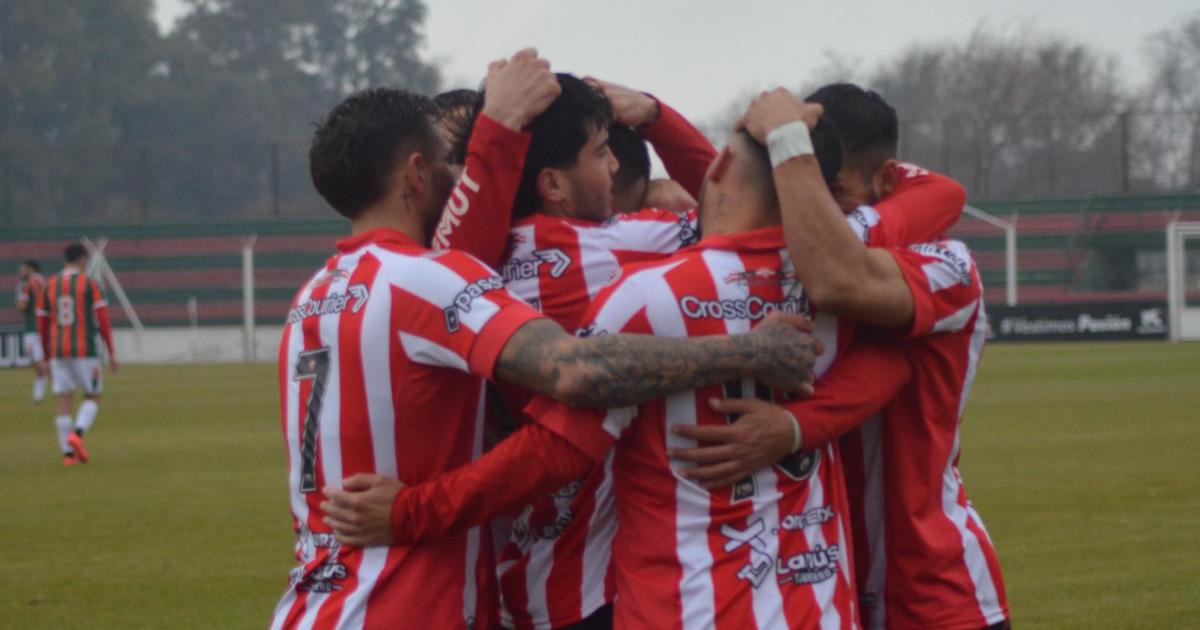 Abrazos para el goleador Leonel Barrios