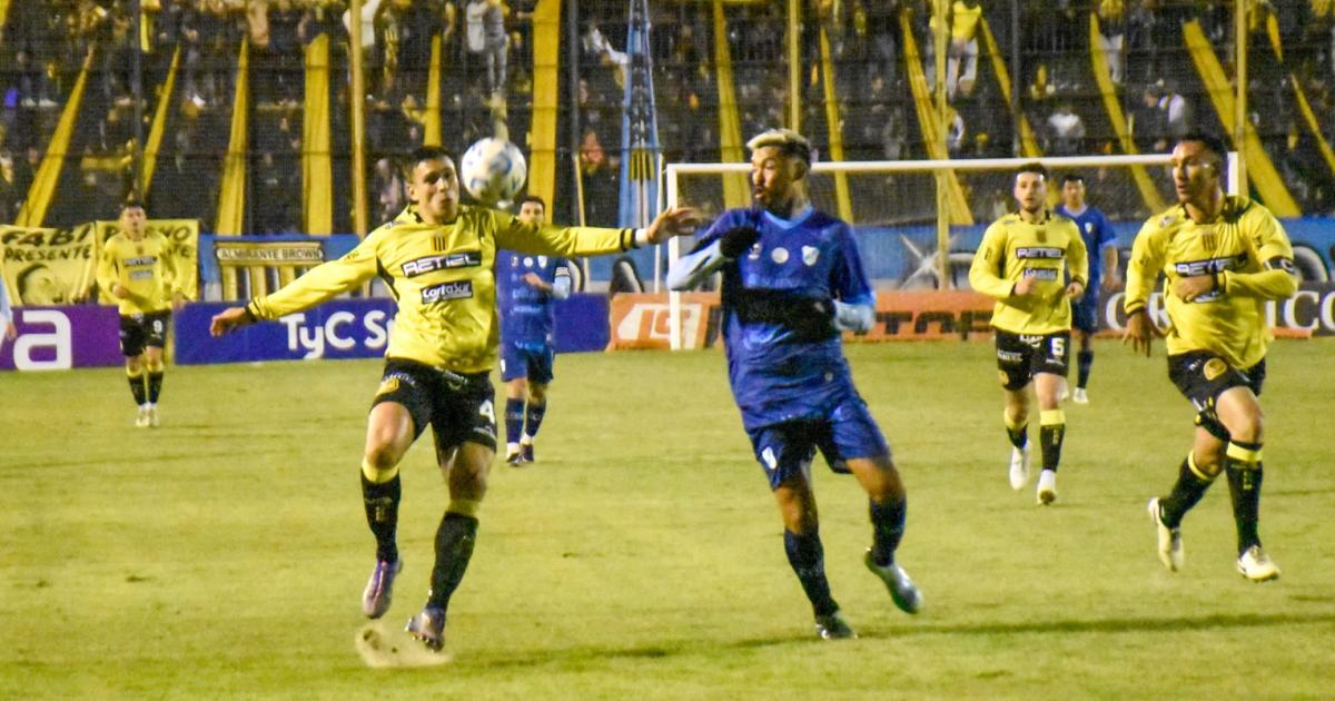 Luis López lucha con Alegre Rojas