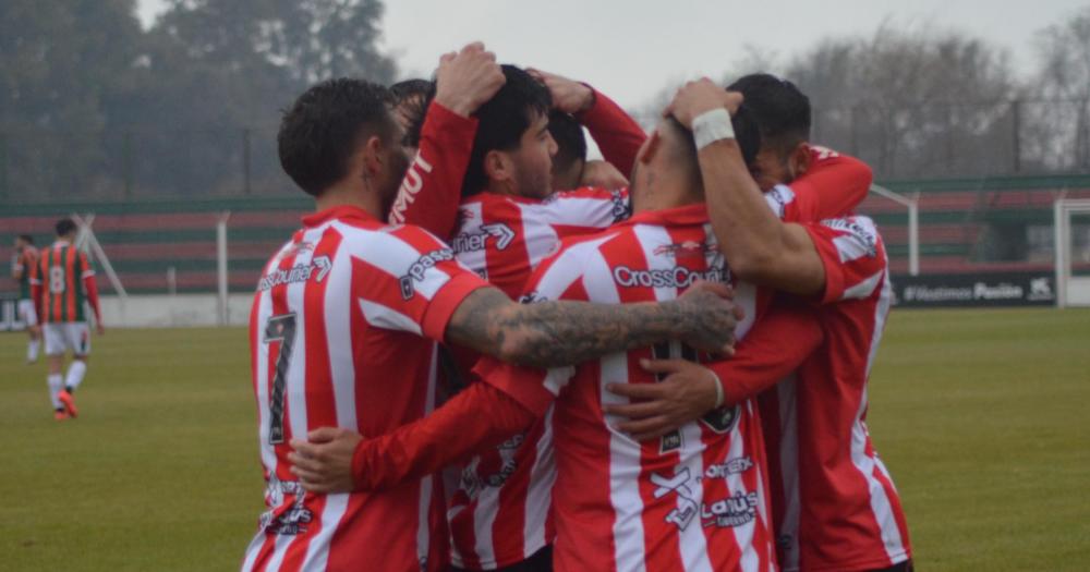 Abrazos para el goleador Leonel Barrios