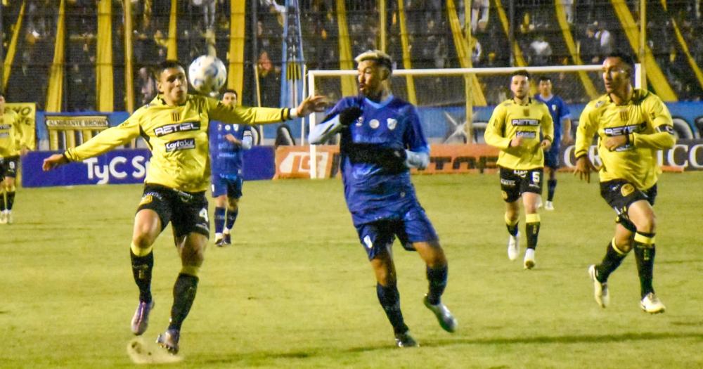 Luis López lucha con Alegre Rojas
