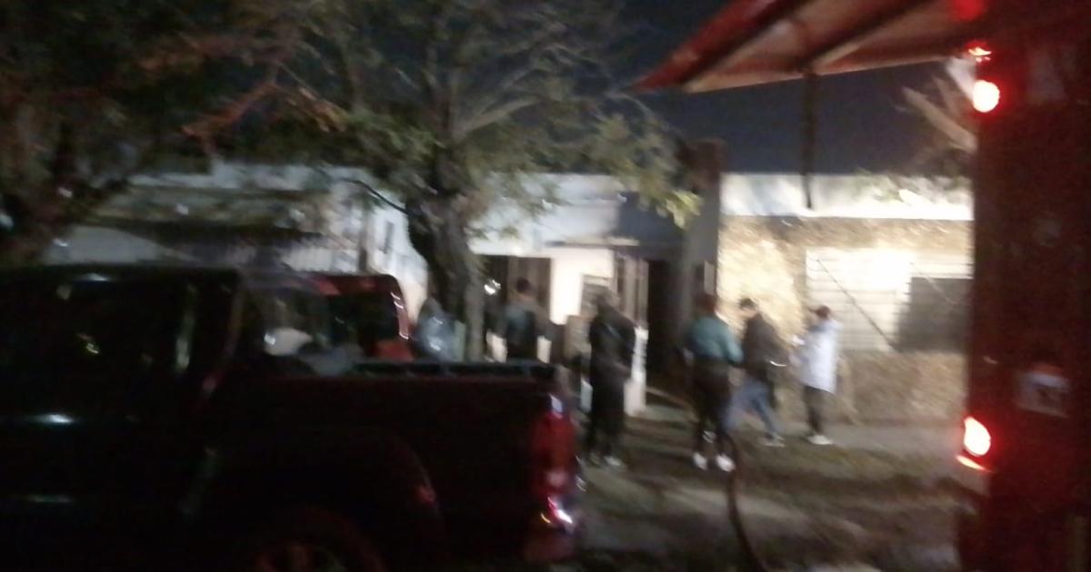 Se incendioacute una casa en Banfield- los bomberos trabajaron casi a oscuras