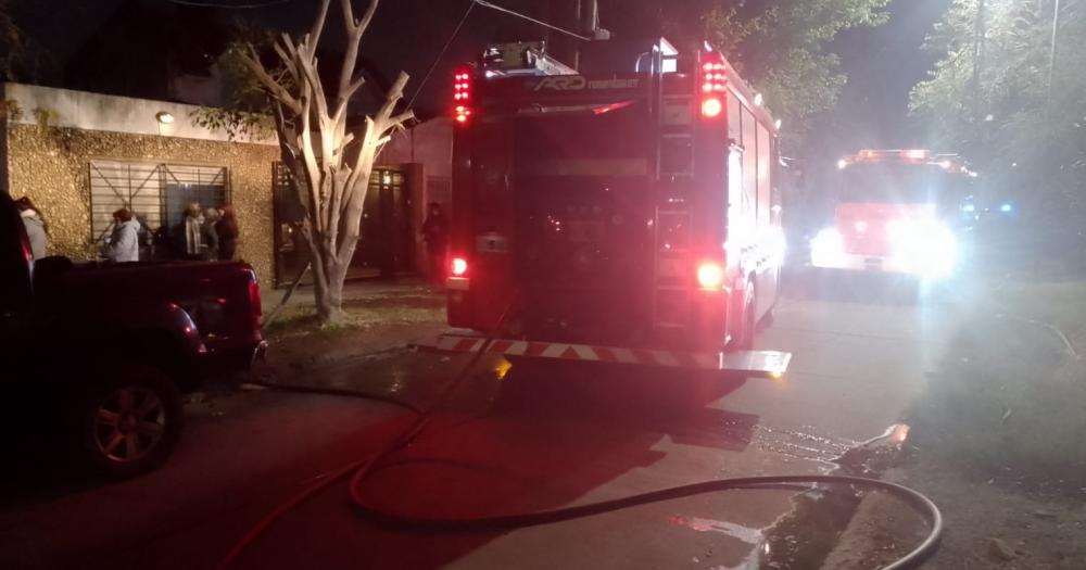 El barrio no tenía luz cuando llegaron los Bomberos de Lomas