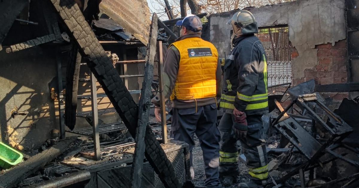 Bomberos de Lomas y Defensa Civil en el lugar del incendio